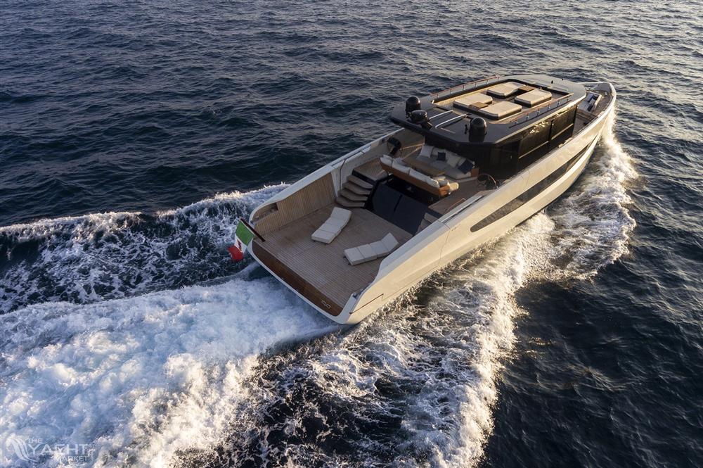 Evo Yachts V8