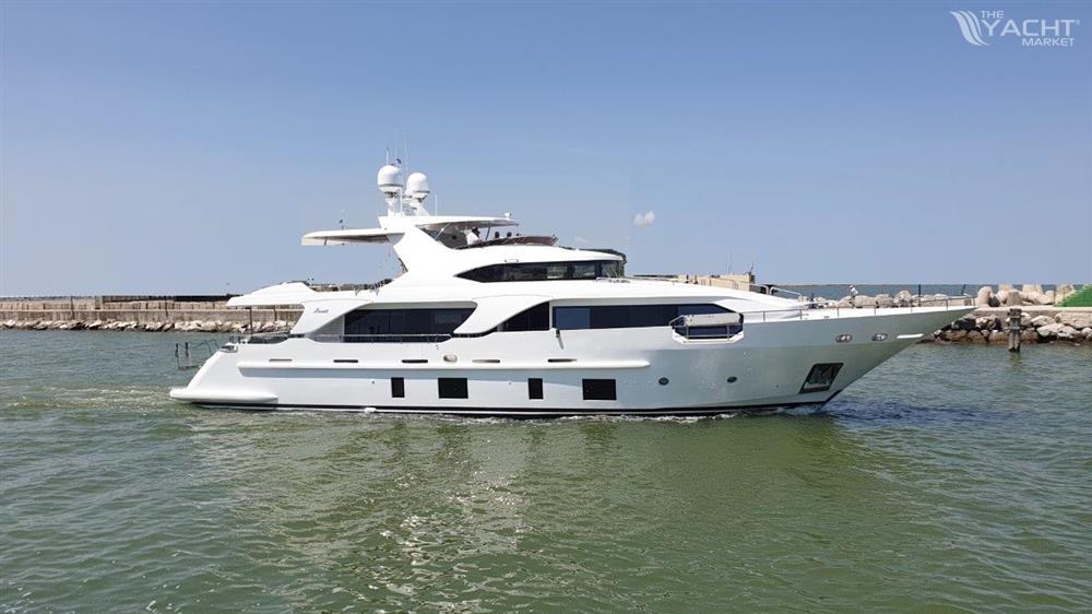 Benetti Delfino 93