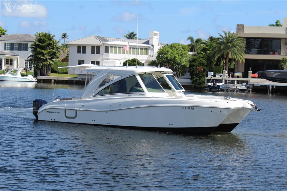 World Cat 320 DC with Trailer