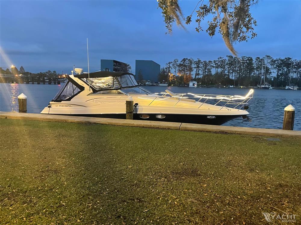 Regal Commodore 3560 IB - 2005 Regal Commodore 3560 IB yacht docked at a serene waterfront during dusk.