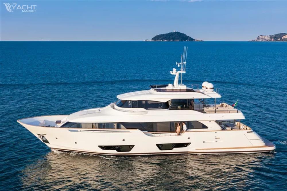Ferretti Custom Line Navetta 28 - Ferretti Custom Line Navetta 28 (2016)
