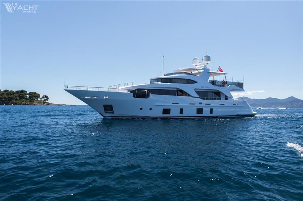Benetti Delfino 93