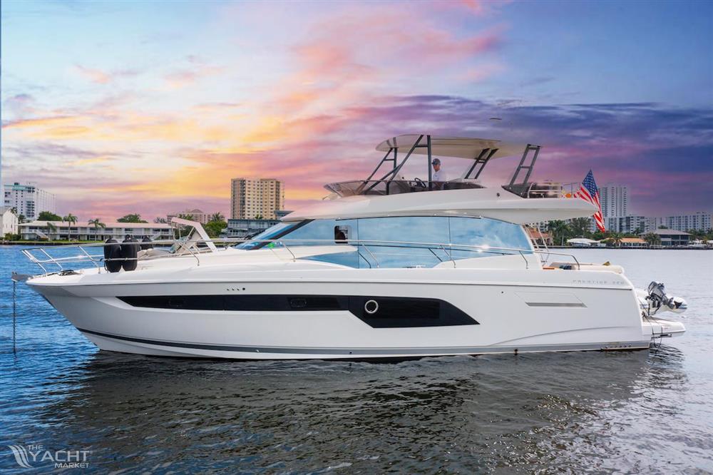 Prestige 520 Fly - Prestige 520 Fly 2020 yacht on water at sunset with cityscape background.