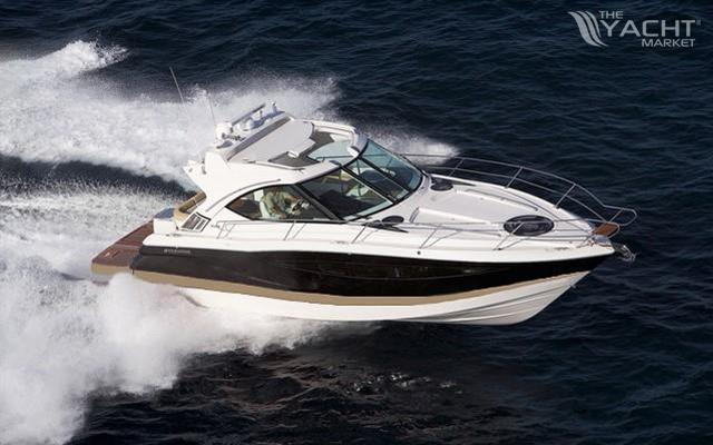 Four Winns VISTA 435 - 2012 Four Winns VISTA 435 cruising on open water.