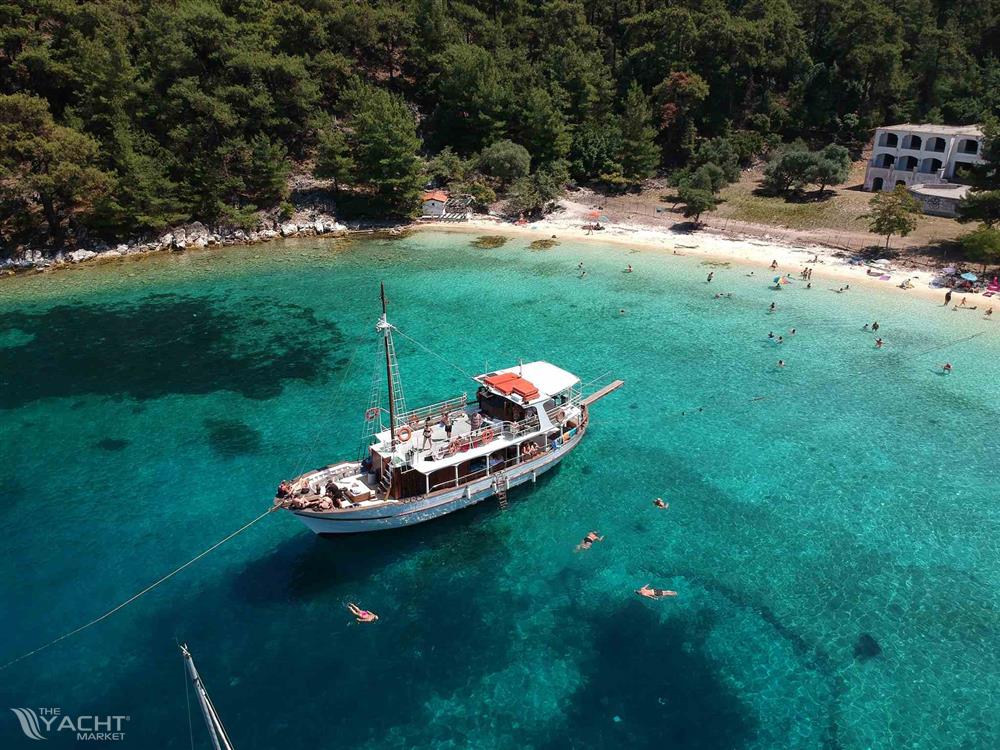 SMALL WOODEN DAY CRUISER