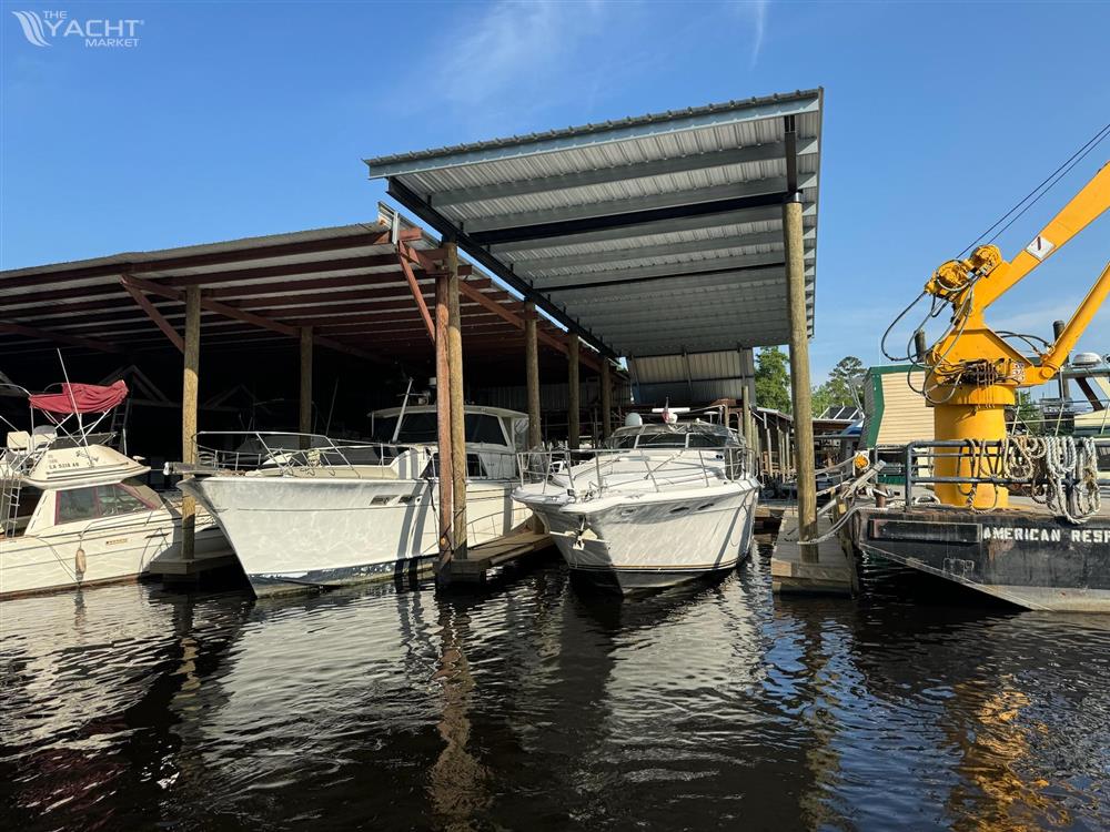 Sea Ray 500 - Boats docked under a covered marina, featuring a 1995 Sea Ray 500.