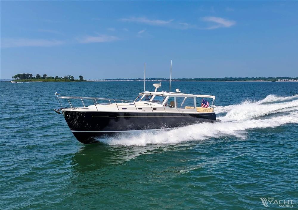 MJM 50z - 2017 MJM 50z yacht cruising on open water.