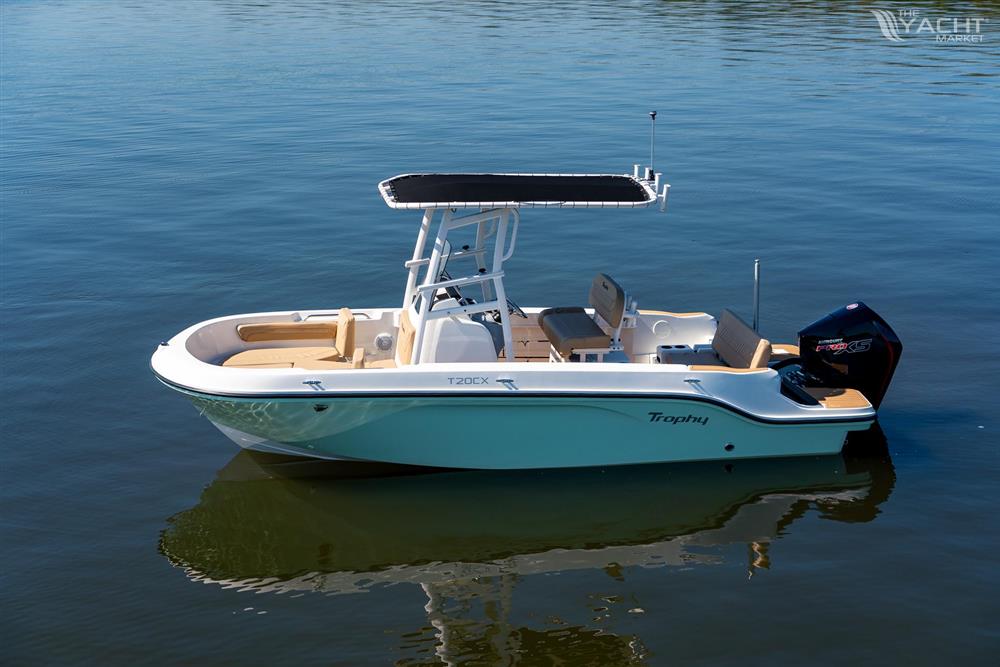 Bayliner Trophy 20 CX - 2024 Bayliner Trophy 20 CX boat on calm water.