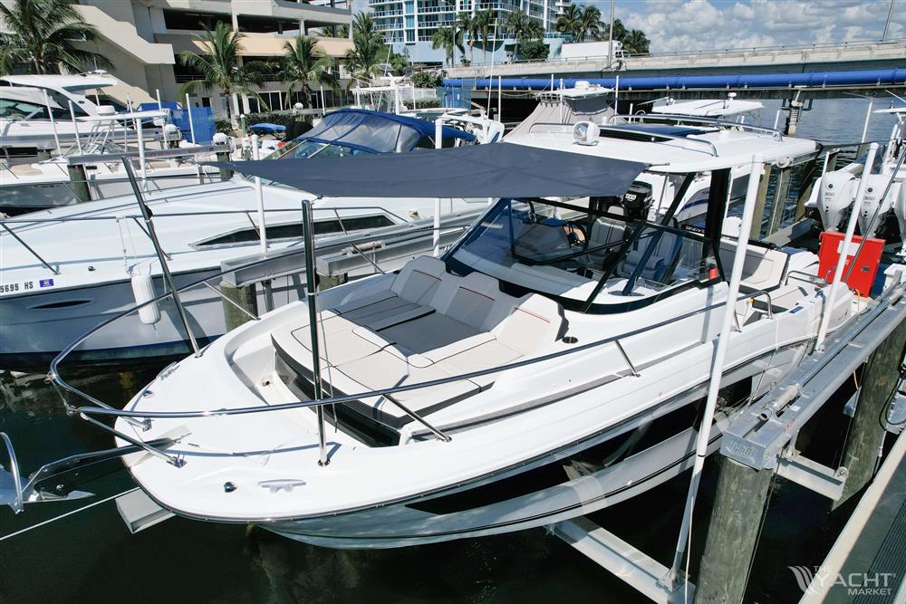 Jeanneau Leader 9.0WA S2 - 2024 Jeanneau Leader 9.0WA S2 boat docked at marina, featuring sleek design and sunshade.