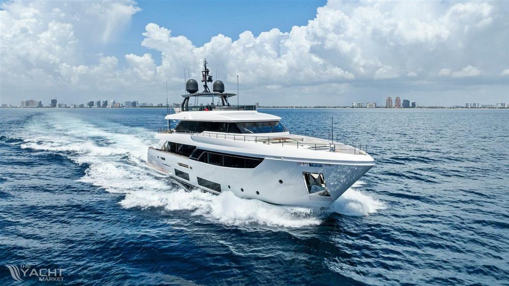 Custom Line Navetta 33