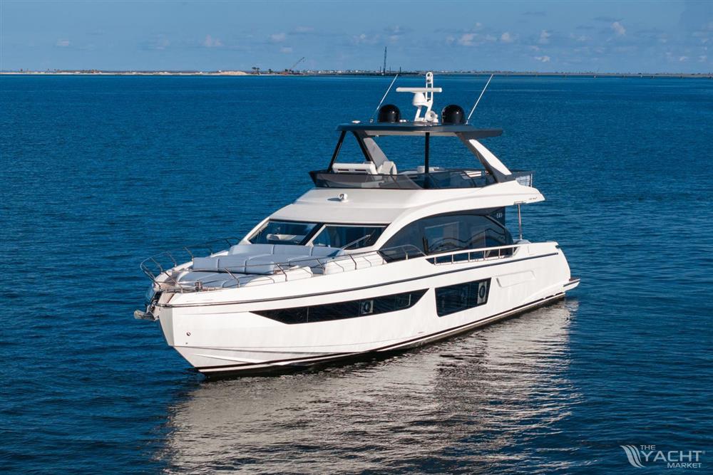 Azimut Fly 68 - Azimut 68 Flybridge. Sister ship