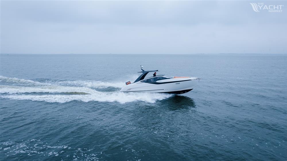 Fairline F Line 33 - Fairline-33-motor-yacht-for-sale-exterior-image-Lengers-Yachts-36.jpg