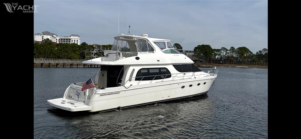 Carver 56 Voyager Sky lounge - 2004 Carver 56 Voyager Sky Lounge yacht cruising on a calm waterway.