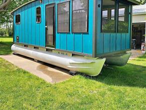 Custom 25 Hadlee Houseboat