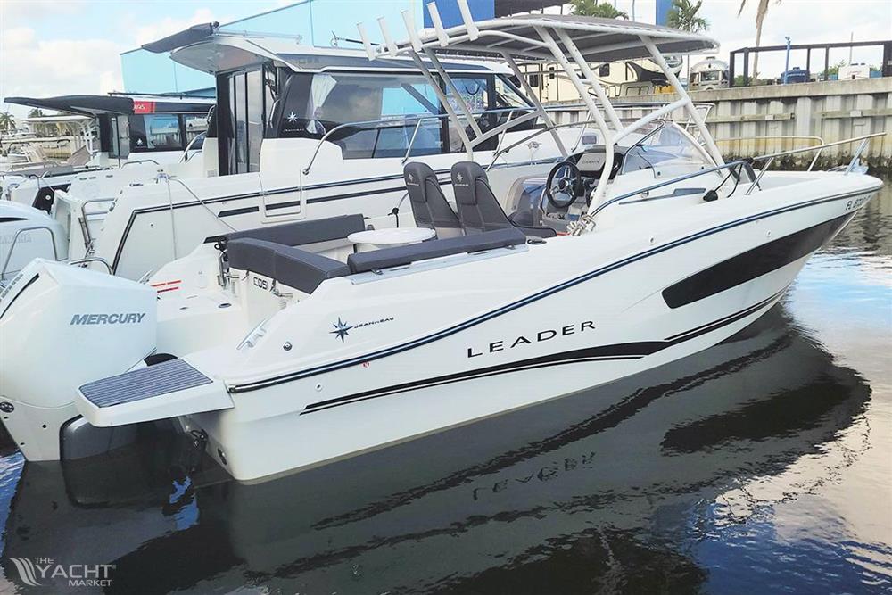 Jeanneau Leader 7.5 WA - 2021 Jeanneau Leader 7.5 WA boat docked, featuring sleek design and Mercury outboard engine.