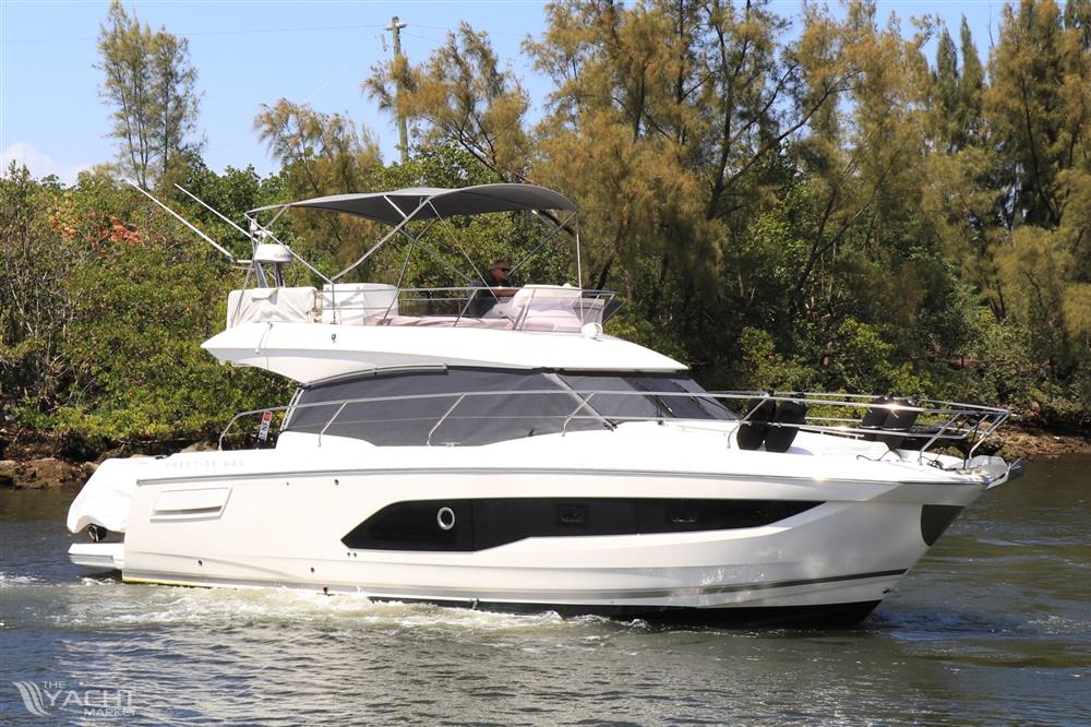 Prestige 420 Flybridge - Starboard View