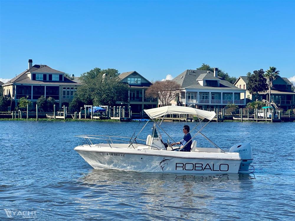 Robalo 1820 Center Console - 1994 Robalo 1820 Center Console boat cruising on a scenic lake.