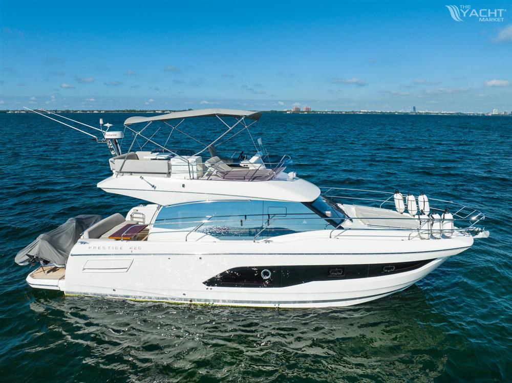 Prestige 420 - 2020 Prestige 420 yacht cruising on open water under clear blue skies.