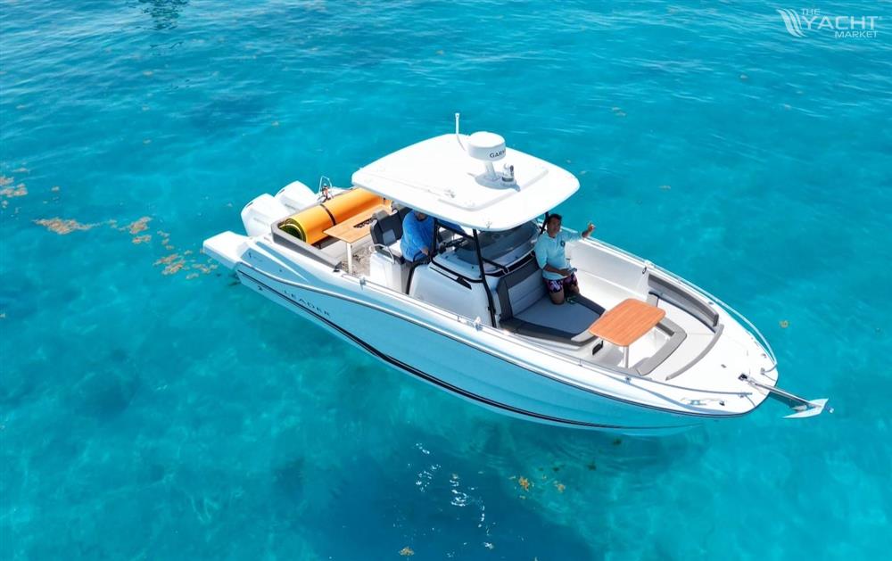 Jeanneau Leader 9.0 CC - 2023 Jeanneau Leader 9.0 CC boat on clear blue water, aerial view.