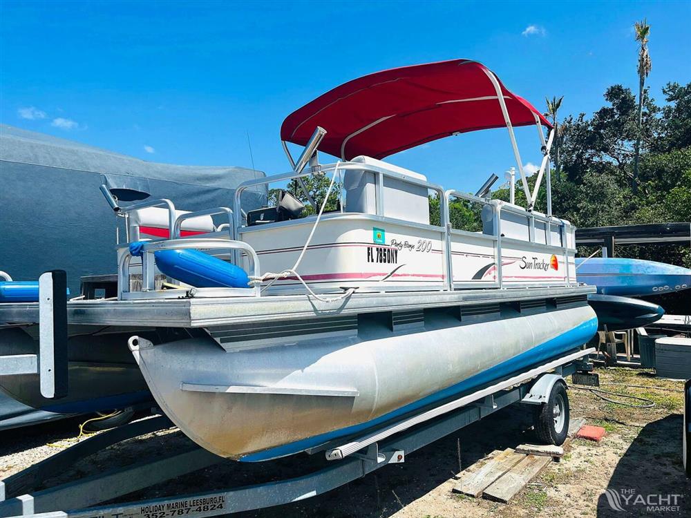 Sun Tracker 200 Party Barge Classic