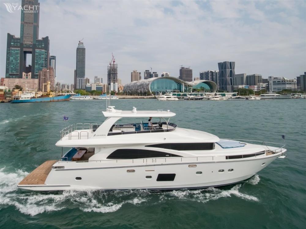 Johnson Flybridge w/Hydraulic Platform - 80&#39; Johnson 2023