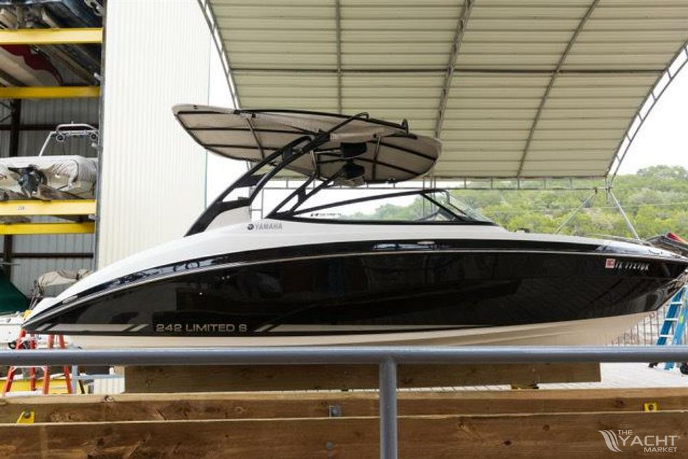 Yamaha Boats 242 Limited E-Series