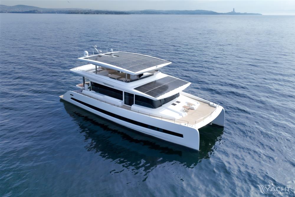 Vision F 80 Tri-deck Open Solar-powered