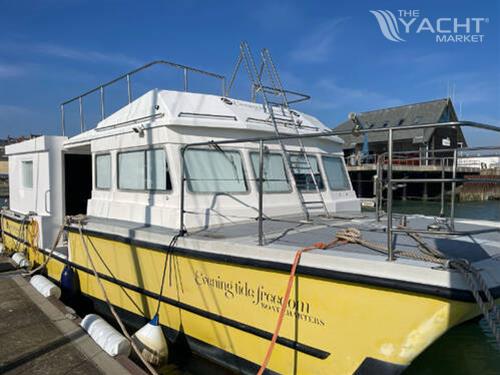 Houseboat Powercat 40 converted to a houseboat