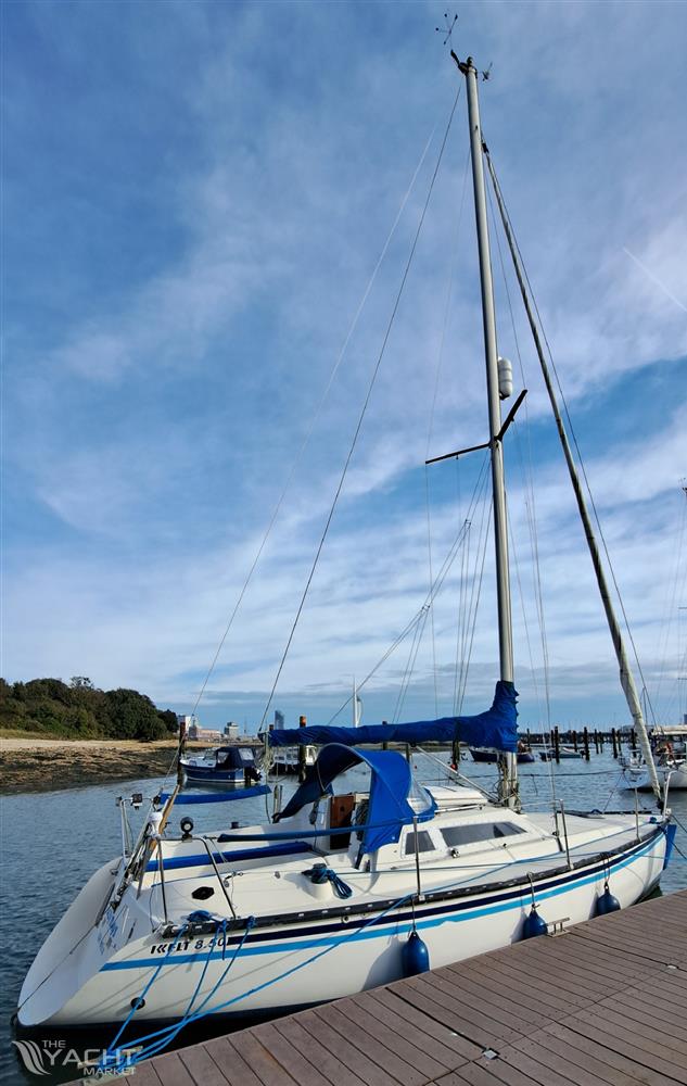 Kelt 850 lifting Keel - Fractional rig; sweptback spreaders. &quot;Backstay&quot; used to bend mast