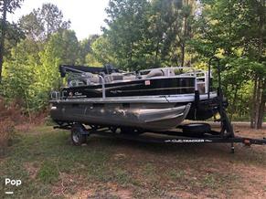 Sun Tracker Fishin' Barge 18 DLX