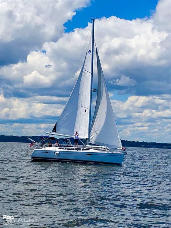 Hunter e36 - 2012 Hunter E36 Sailing