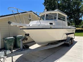 Cabo Yachts 2400 Helmsman