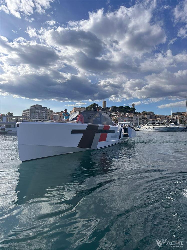 Evo Yachts R+