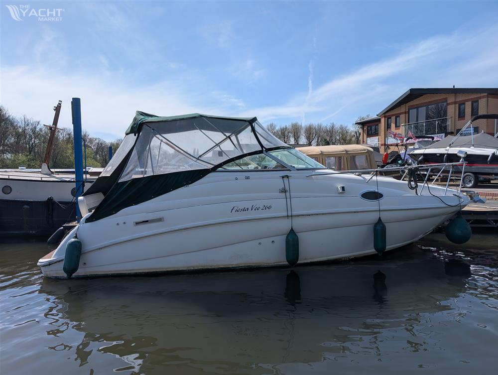 Rinker Fiesta Vee 266