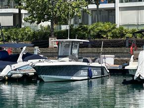 Robalo R242 Centre Console