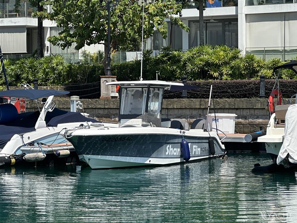 Robalo R242 Centre Console
