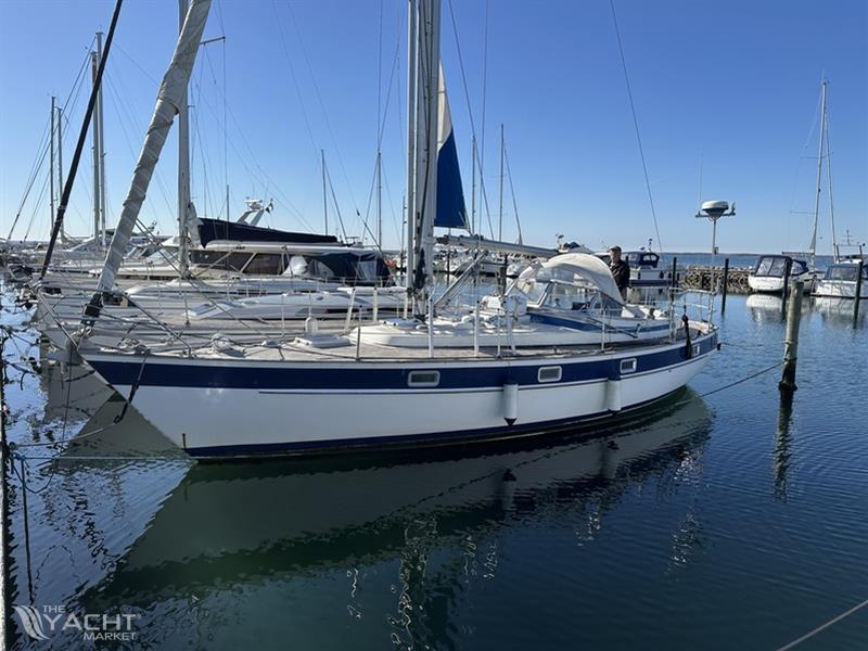 Hallberg Rassy 352
