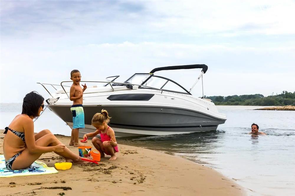 Bayliner VR5 Cuddy Outboard