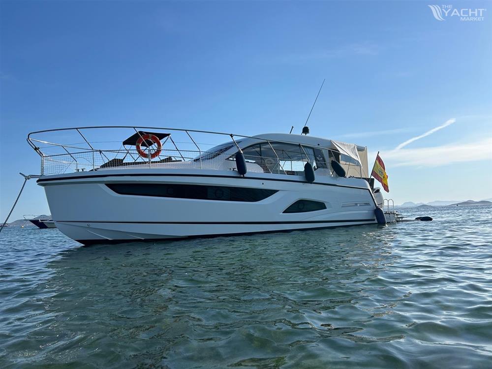 Sealine C390V
