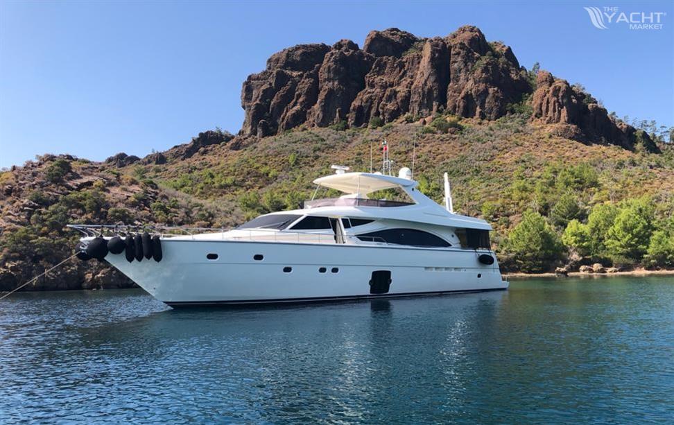 FERRETTI YACHTS 830