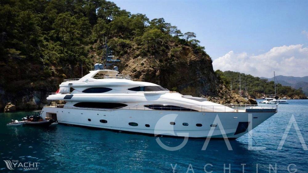 CRN Yachts Feretti Custom Line 128