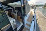 Sealine F530 - Saeline F530 - Side deck access from helm