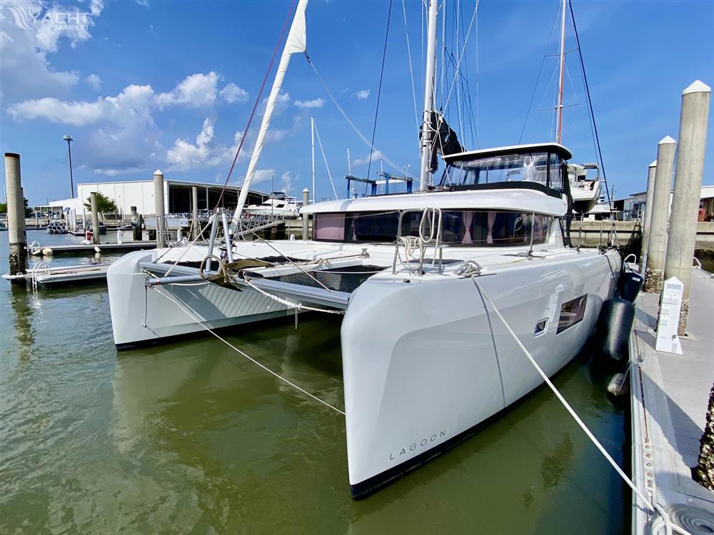 Lagoon 42 Owners Version