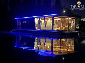 Custom Built Houseboat luxe motor