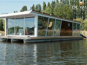 Custom Built Houseboat luxe motor