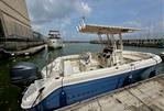 Robalo R222 Centre Console