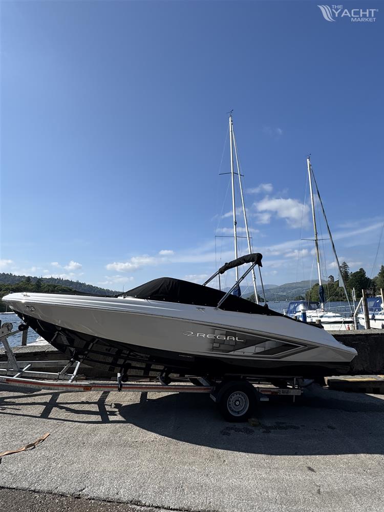 Regal 2000 ESX Bowrider