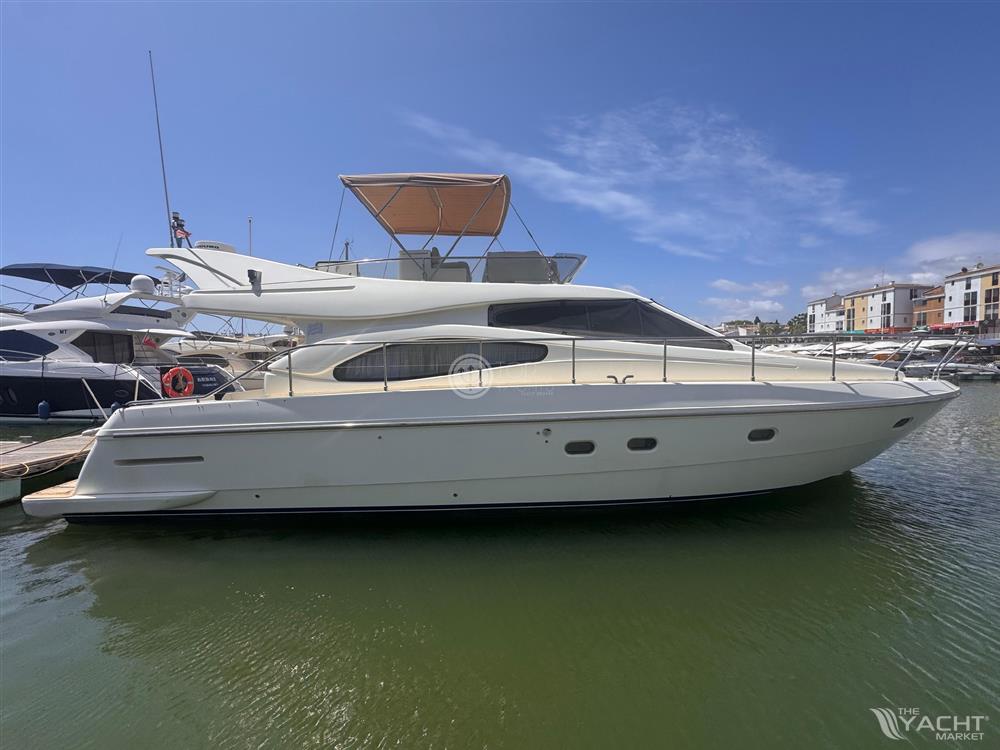 Ferretti 46 Anniversary - Eleg&#226;ncia cl&#225;ssica com linhas atemporais da Ferretti.