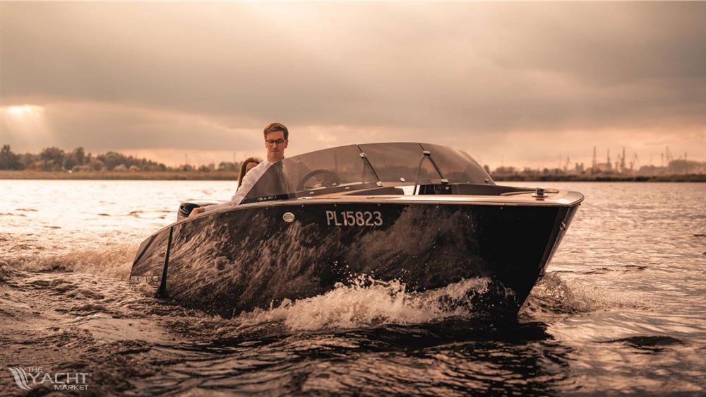 VTS BOATS FLYING SHARK 5.7 BOWRIDER