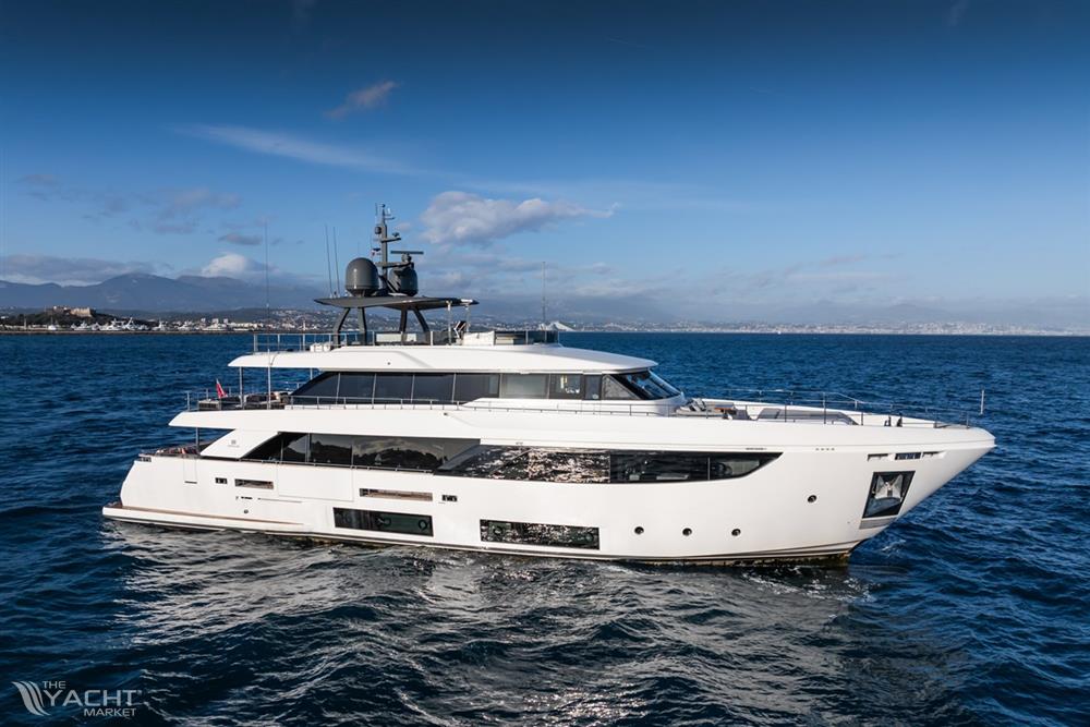 Custom Line Navetta 33 - Custom Line Navetta 33 (2021)